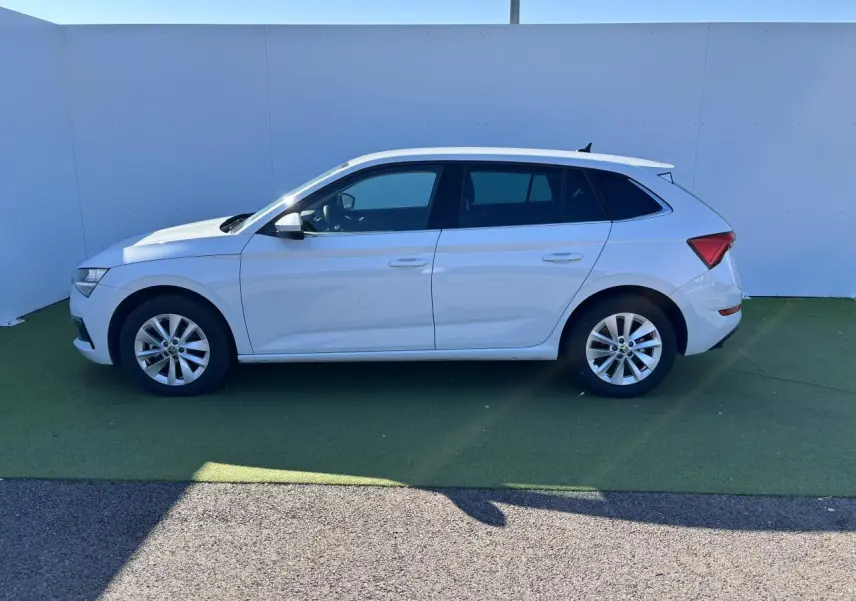 Profil latéral droit d'une Skoda Scala blanche glacier 2024 avec jantes alliage et vitres teintées.