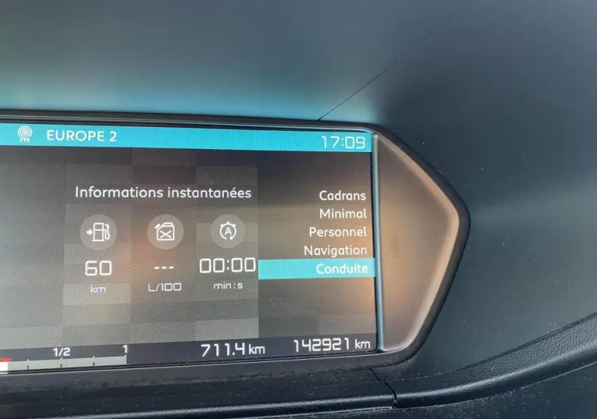Écran multifonction intérieur du Citroën C4 Spacetourer blanc, affichant les informations de conduite et la radio Europe 2.