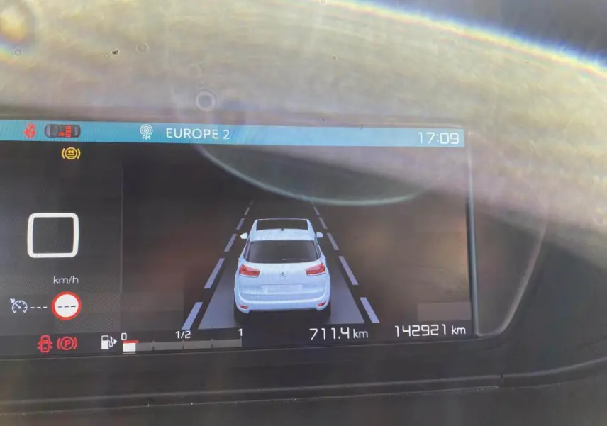 Affichage numérique du tableau de bord montrant une représentation arrière blanche d'une Citroën C4 Spacetourer 2018 avec indicateurs de vitesse et distance.