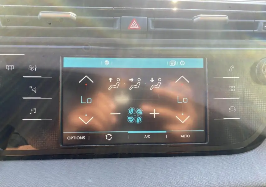 Écran tactile central du tableau de bord du Citroën C4 Spacetourer blanc 2018 affichant les réglages de climatisation automatique.