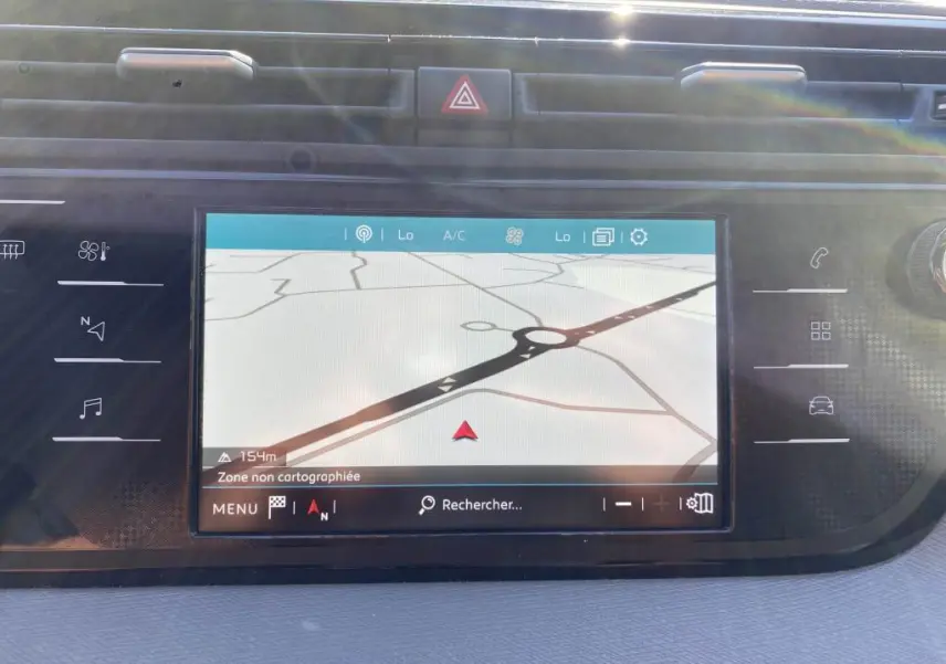 Écran tactile central du tableau de bord de la Citroën C4 Spacetourer 2018 affichant la navigation GPS.