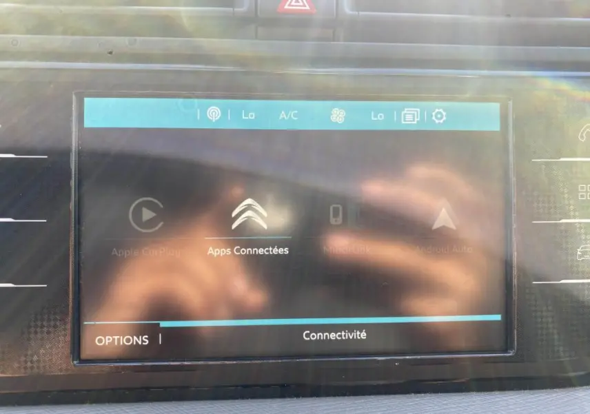 Écran tactile central du tableau de bord du Citroën C4 Spacetourer blanc, affichant les options de connectivité des applications.