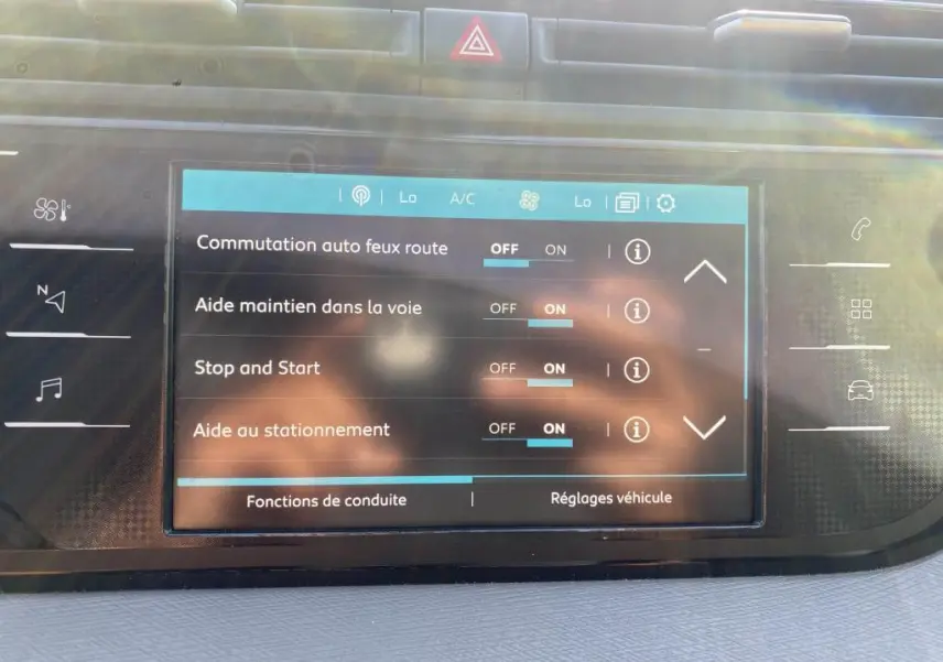 Écran tactile du tableau de bord du Citroën C4 Spacetourer blanc de 2018 montrant les réglages d’aides à la conduite.