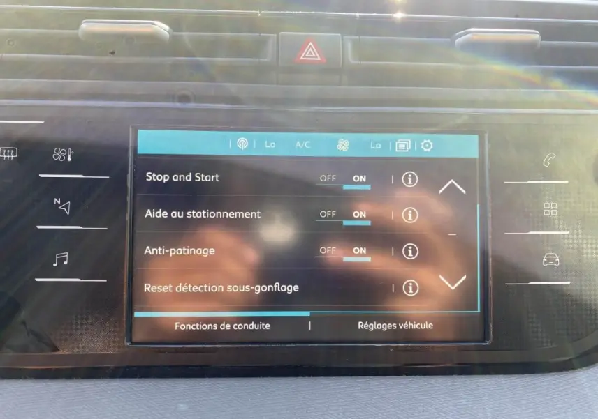 Écran tactile central du tableau de bord du Citroën C4 Spacetourer blanc, affichant les réglages d’aides à la conduite.