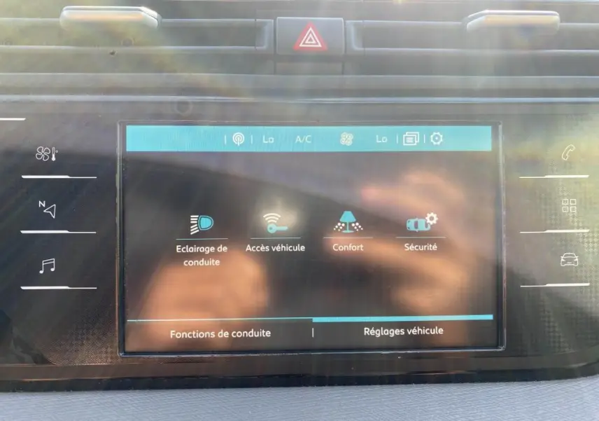 Écran tactile central du tableau de bord d'une Citroën C4 Spacetourer blanc, affichant les réglages de conduite et confort.