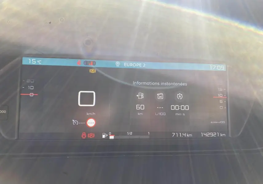 Affichage numérique du tableau de bord du Citroën C4 Spacetourer 2018 montrant la vitesse à 0 km/h et diverses informations instantanées.