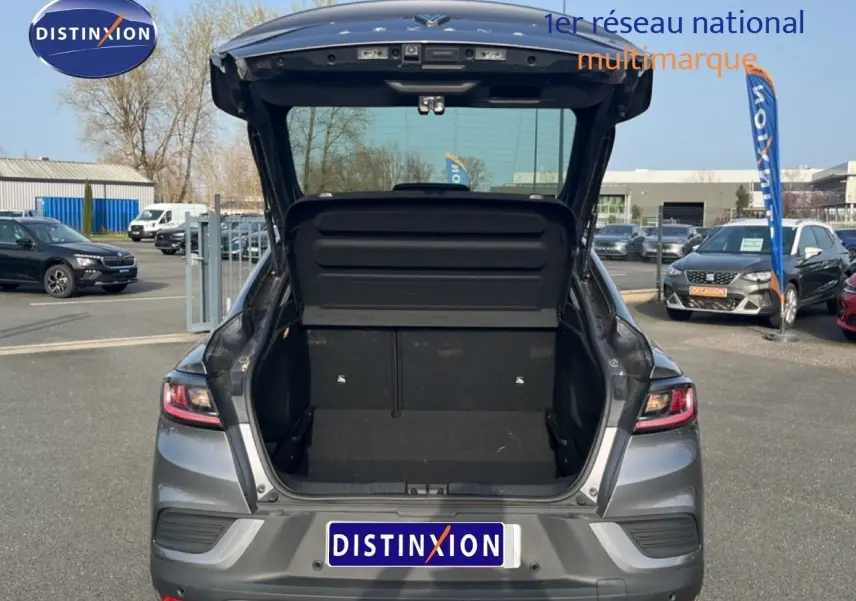 Vue arrière du Renault Arkana gris Cassiopée métal 2025 avec coffre ouvert, mettant en valeur l'espace de chargement.