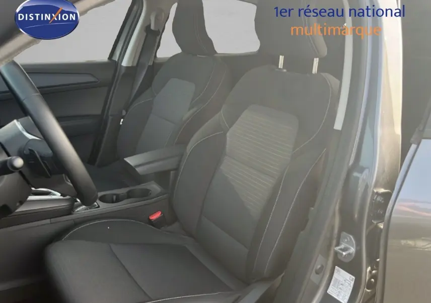 Vue intérieure côté gauche sur les sièges avant noirs du Renault Arkana gris Cassiopée Métal 2025, version hybride.