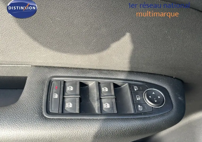 Gros plan sur les commandes de lève-vitres et rétroviseurs du côté gauche d'une Renault Arkana gris cassiopée métal.