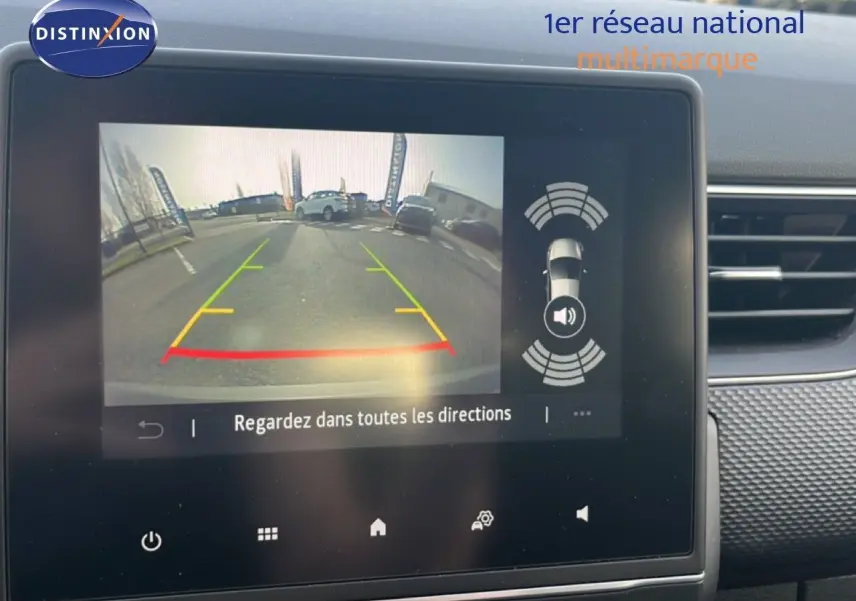 Écran intérieur montrant la caméra de recul du Renault Arkana gris Cassiopée métal, avec guidage de trajectoire coloré.