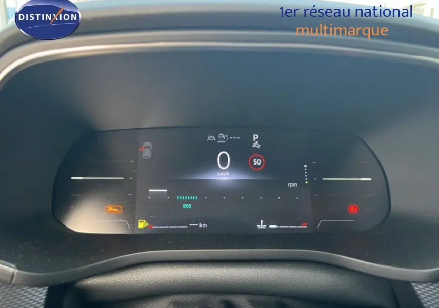 Vue rapprochée du tableau de bord numérique du Renault Arkana gris Cassiopée Métal 2025, affichant la vitesse à 0 km/h.