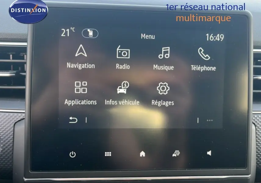 Écran tactile central du Renault Arkana 2025 affichant le menu principal avec navigation, radio et téléphone.