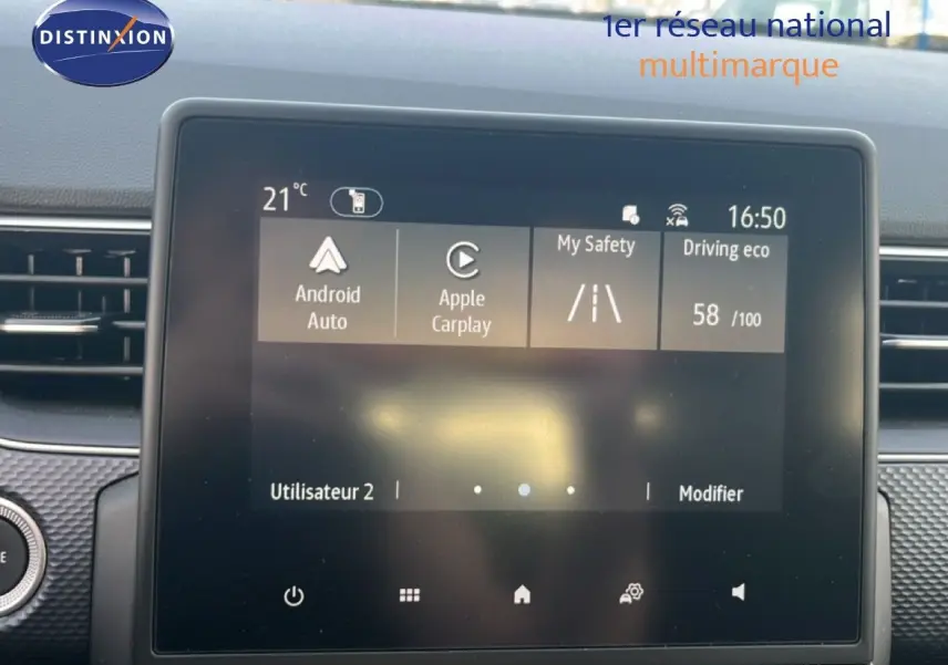 Écran tactile central du Renault Arkana 2025 affichant Android Auto, Apple Carplay et indicateurs de conduite eco.