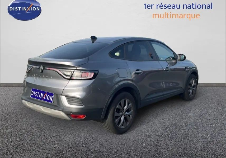 Renault Arkana gris Cassiopée métal en 3/4 arrière droit, avec feux LED et silhouette coupé SUV élégante.