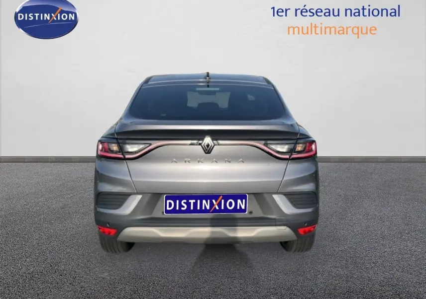 Vue arrière d'une Renault Arkana gris cassiopée métal 2025 avec feux LED et logo distinctif au centre du hayon.