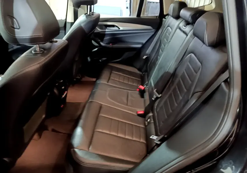 Vue intérieure côté droit montrant la banquette arrière en cuir noir du BMW X3 sDrive18d 2019.