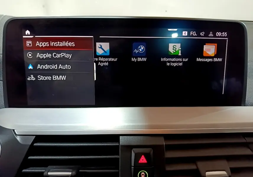 Écran tactile central du tableau de bord du BMW X3 sDrive18d 2019 affichant les applications installées.