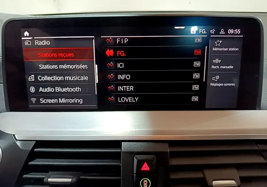 Écran tactile central du BMW X3 sDrive18d 2019 affichant les stations radio avec interface moderne et fond noir.