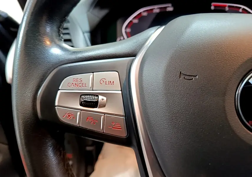 Gros plan sur le volant noir de BMW X3 2019, montrant les boutons de commande multifonctions à gauche.