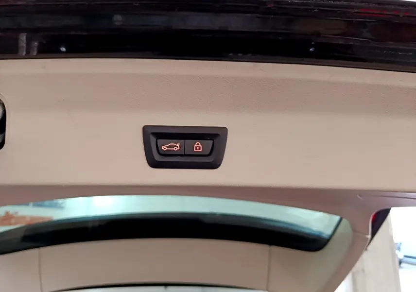 Bouton de fermeture et verrouillage électrique du coffre sur le hayon intérieur d’un BMW X3 noir 2019.