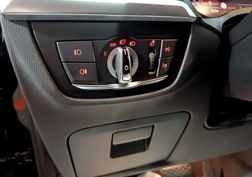 Gros plan sur le panneau de commandes d'éclairage intérieur noir du BMW X3 sDrive18d 2019, avec voyants rouges allumés.