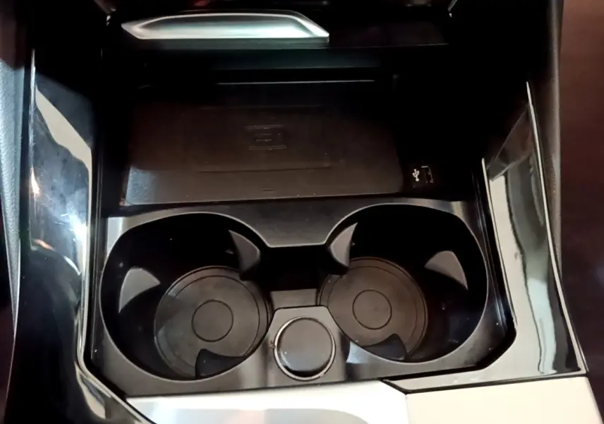 Gros plan sur le porte-gobelets noir brillant et la console centrale d’un BMW X3 sDrive18d noir de 2019.