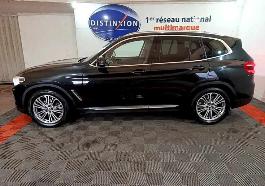 BMW X3 sDrive18d noir vu de profil côté gauche, avec jantes alliage et rails de toit chromés visibles.