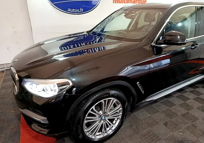 BMW X3 sDrive18d noir en 3/4 avant droit, mettant en valeur ses phares LED et jantes alliage multibranches.