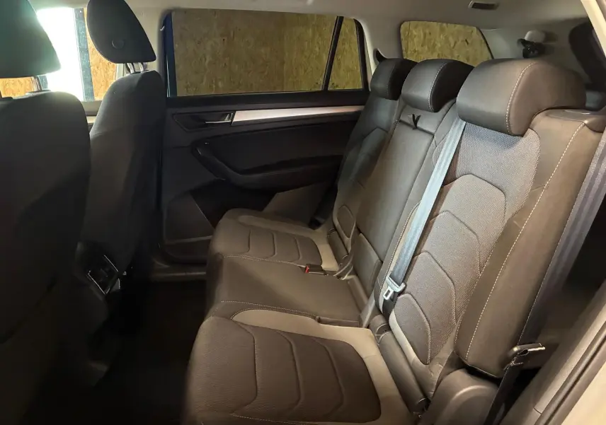 Vue intérieure côté droit des sièges arrière en tissu noir du Skoda Kodiaq gris clair 2023, version Ambition.