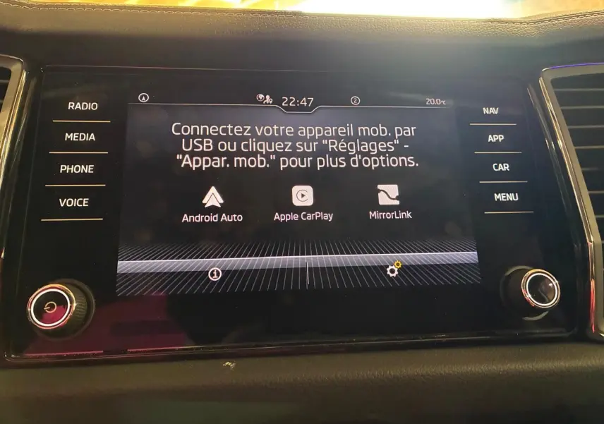 Écran tactile central du Skoda Kodiaq 2023 affichant les options de connexion Android Auto, Apple CarPlay et MirrorLink.