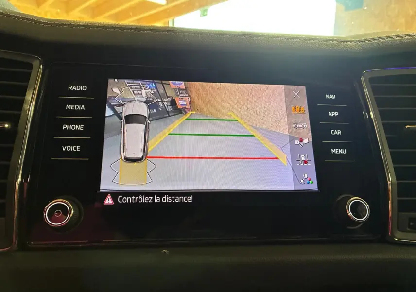 Écran central du Skoda Kodiaq 2.0 TDI 2023 affichant la caméra de recul avec guidage de distance.