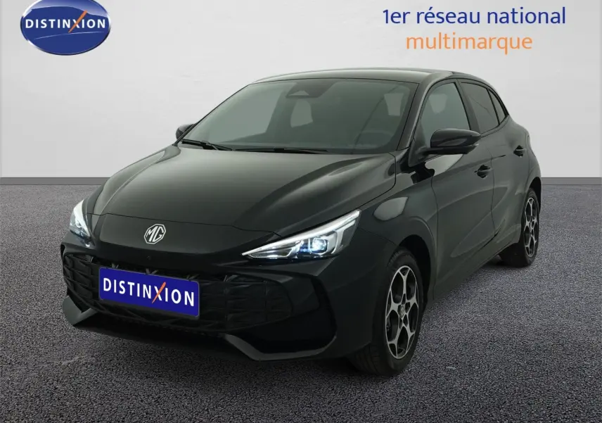 MG3 2026 Pebble Black en 3/4 avant droit, avec phares LED allumés et jantes alliage distinctives.