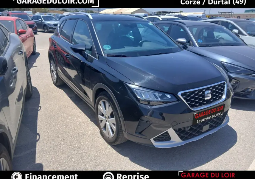 SEAT Arona noir vue 3/4 avant droit, avec calandre chromée et jantes alliage visibles en extérieur.
