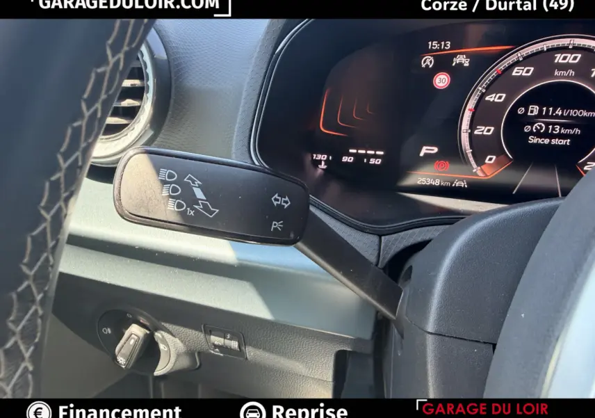 Vue rapprochée du combiné d'instruments numérique et du commodo gauche du tableau de bord du SEAT Arona noir 2025.