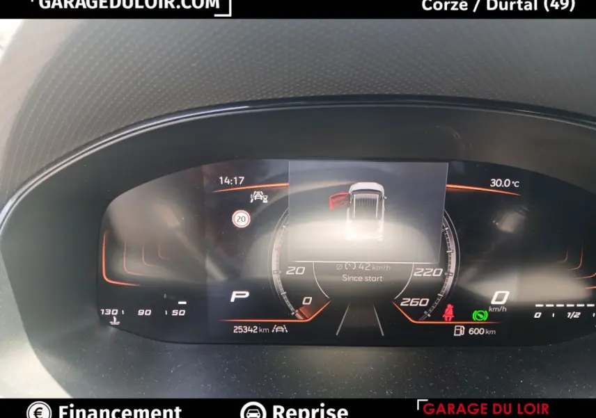 Vue rapprochée du combiné d'instruments numérique du SEAT Arona 2025, affichage digital avec vitesse et alertes.