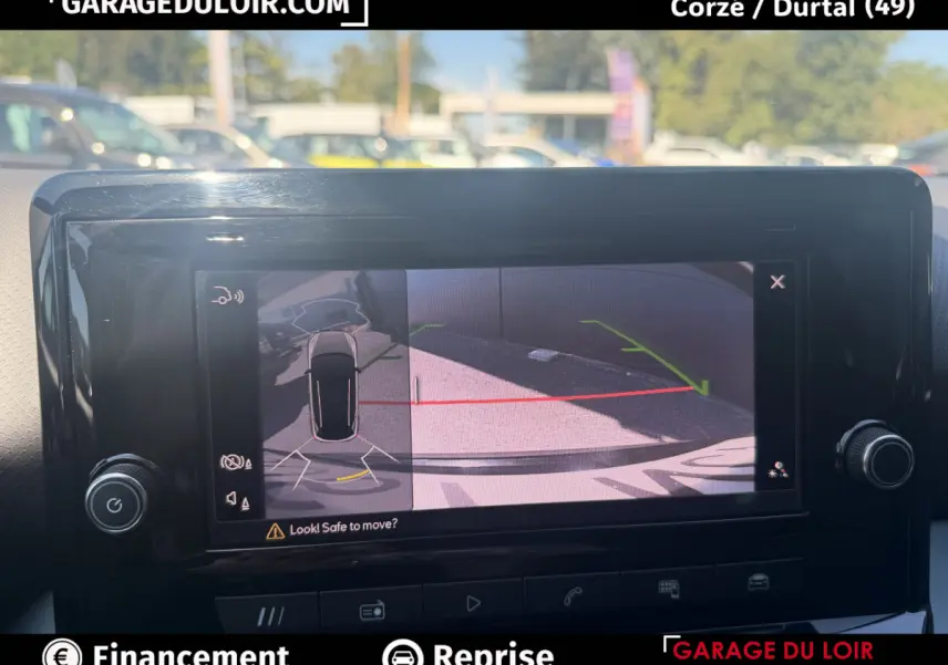 Écran tactile intérieur montrant la caméra de recul avec guidage dynamique du SEAT Arona noir, vue arrière stationnement.