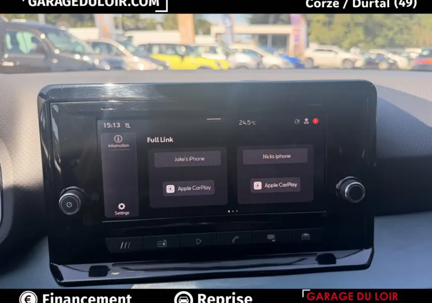Vue rapprochée de l’écran tactile central du tableau de bord du SEAT Arona noir, affichant Apple CarPlay.
