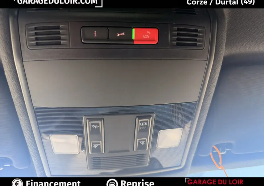 Vue en plongée sur le panneau de commandes de toit intérieur du SEAT Arona noir, avec bouton SOS rouge et éclairage intégré.