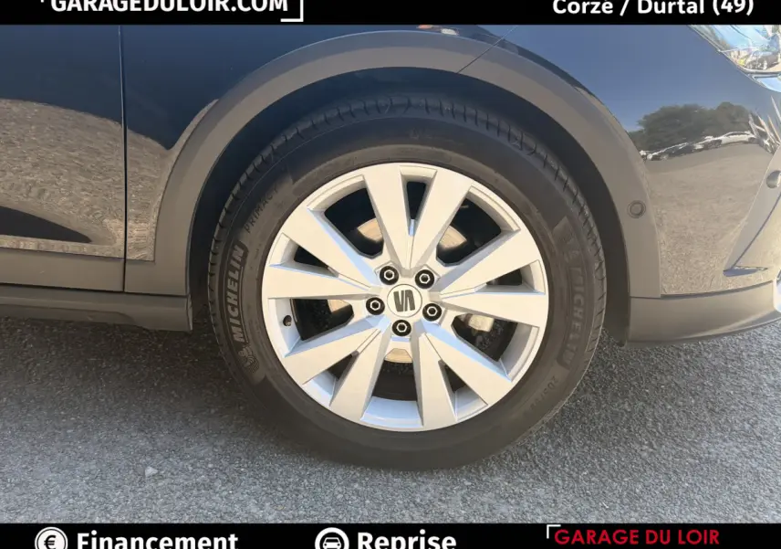 Gros plan sur la roue avant droite d'une SEAT Arona noire avec jante alliage argent et pneu Michelin.