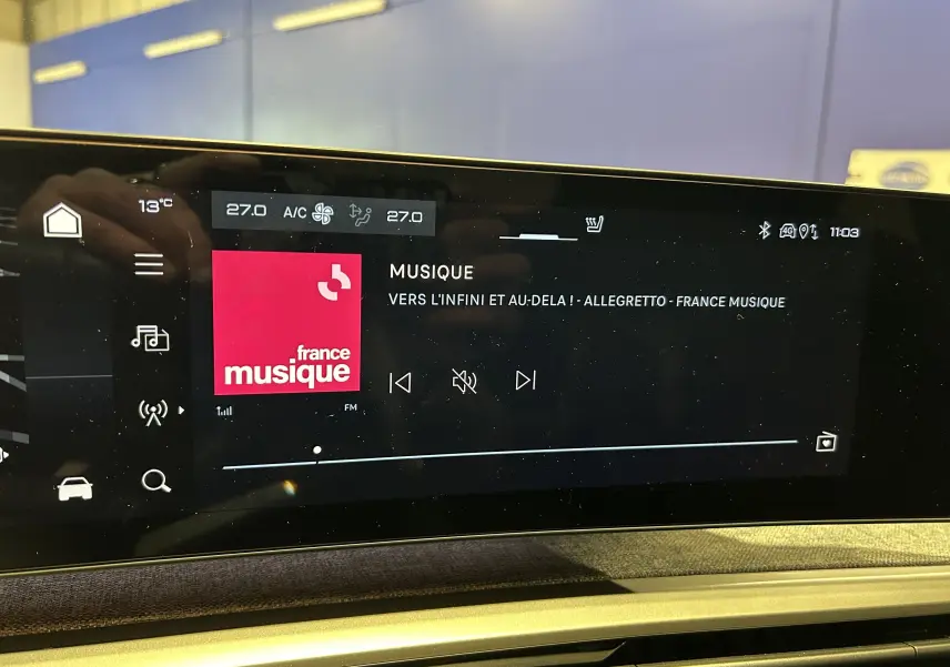 Écran tactile central du Peugeot 3008 Hybrid affichant la radio France Musique avec commandes climatisation visibles.