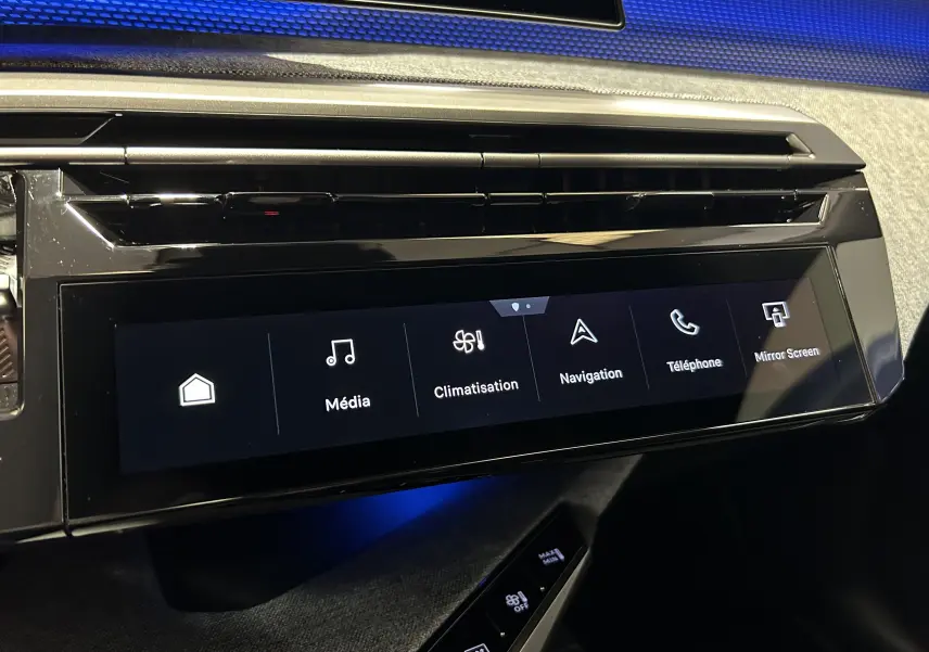 Écran tactile intérieur du Peugeot 3008 Hybrid 2026 affichant les options de personnalisation des couleurs avec vue du tableau de bord.