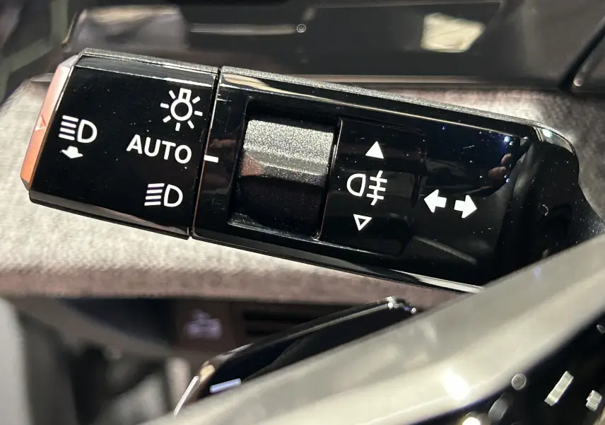 Vue rapprochée de la console centrale noire avec ports USB et prise 12V du Peugeot 3008 blanc Okenite.