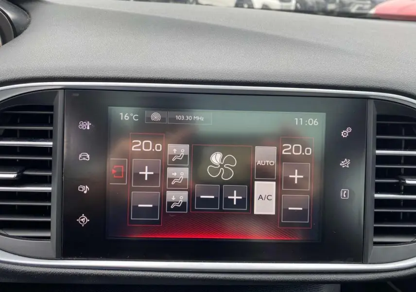 Écran tactile central de la Peugeot 308 GTi 2016 affichant la climatisation bi-zone à 20°C, vue intérieure frontale.