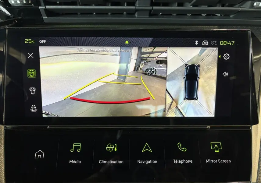 Écran tactile intérieur montrant la caméra de recul et vue 360° d'une Peugeot 308 gris Selenium.