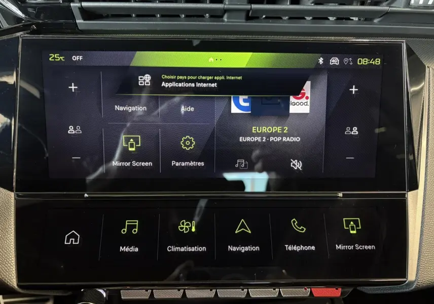 Écran tactile central du tableau de bord de la Peugeot 308 GT 2025, affichant les menus multimédia et navigation.