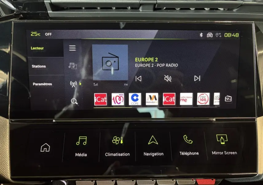 Écran tactile central de la Peugeot 308 GT 2025 affichant la radio Europe 2, vue de face en intérieur.