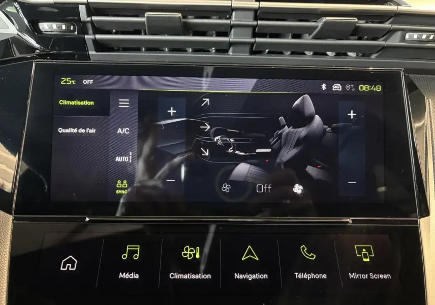 Écran tactile central de la Peugeot 308 GT 2025 affichant le menu climatisation avec interface noire et touches vertes.