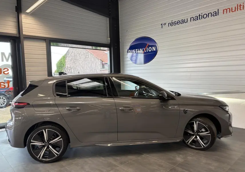 Peugeot 308 gris selenium vue de profil côté gauche, avec jantes alliage 18'' et vitres surteintées.