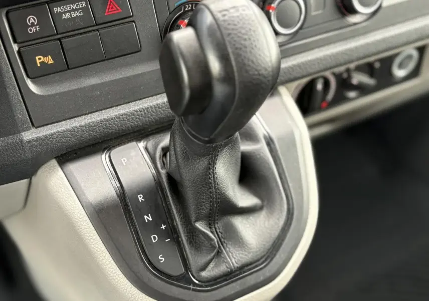 Le levier de vitesses automatique noir du Volkswagen Transporter 2017, vue rapprochée de la console centrale intérieure.