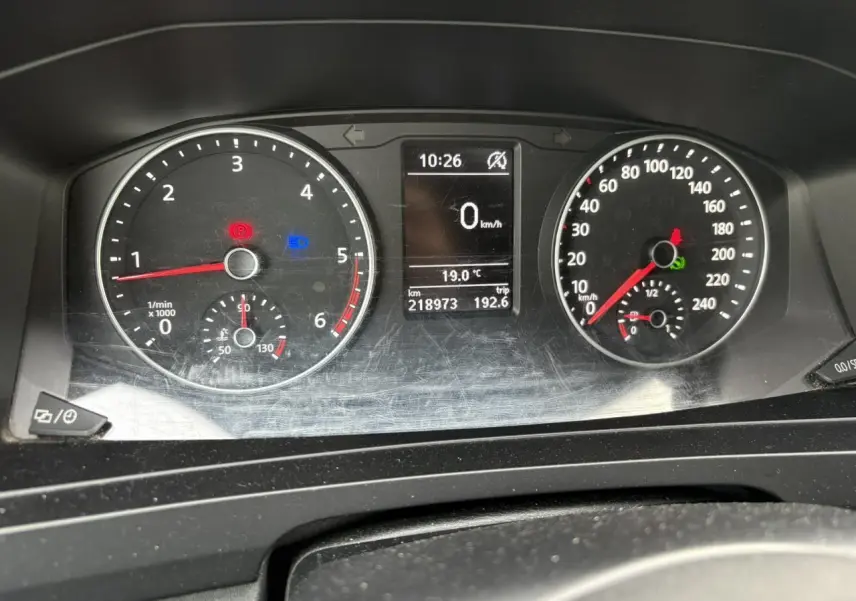 Tableau de bord du Volkswagen Transporter 2017 montrant compte-tours, vitesse à zéro et température extérieure à 19°C.